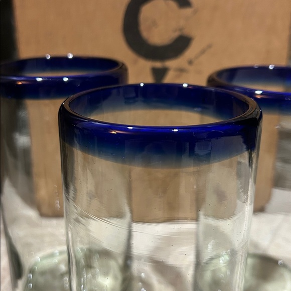 set of 4 hand-blown Mexican drinking glasses with cobalt blue rims - Picture 4 of 7